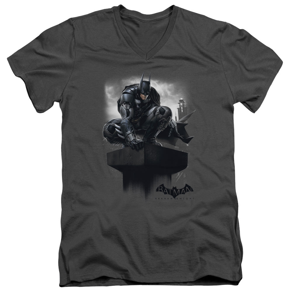 AN OFFCIALLY LICENSED BATMAN ARKHAM KNIGHT PERCHED MEN'S V-NECK T-SHIRT CHARCOAL