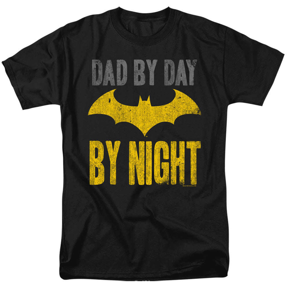 AN OFFCIALLY LICENSED BATMAN DAD BY DAY MEN'S REGULAR FIT T-SHIRT BLACK