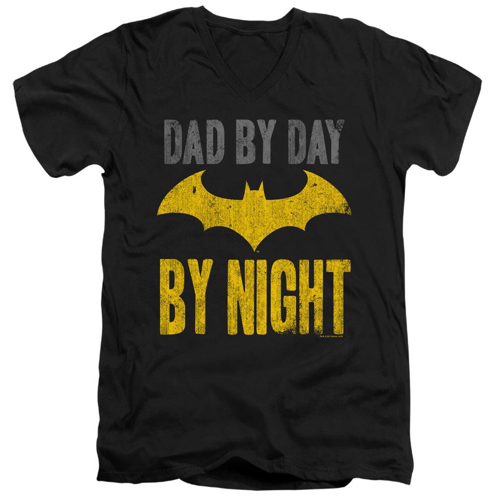 AN OFFCIALLY LICENSED BATMAN DAD BY DAY MEN'S V-NECK T-SHIRT BLACK