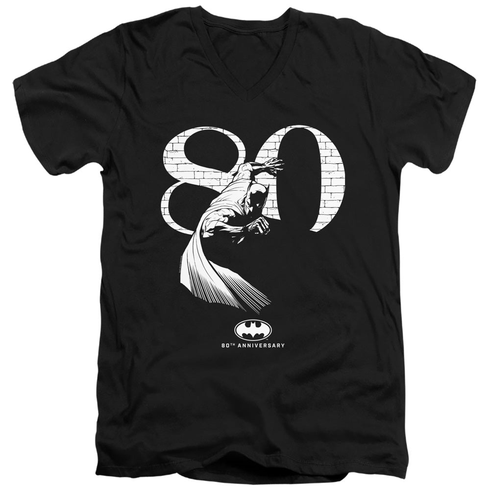 AN OFFCIALLY LICENSED BATMAN 80 WALL MEN'S V-NECK T-SHIRT BLACK