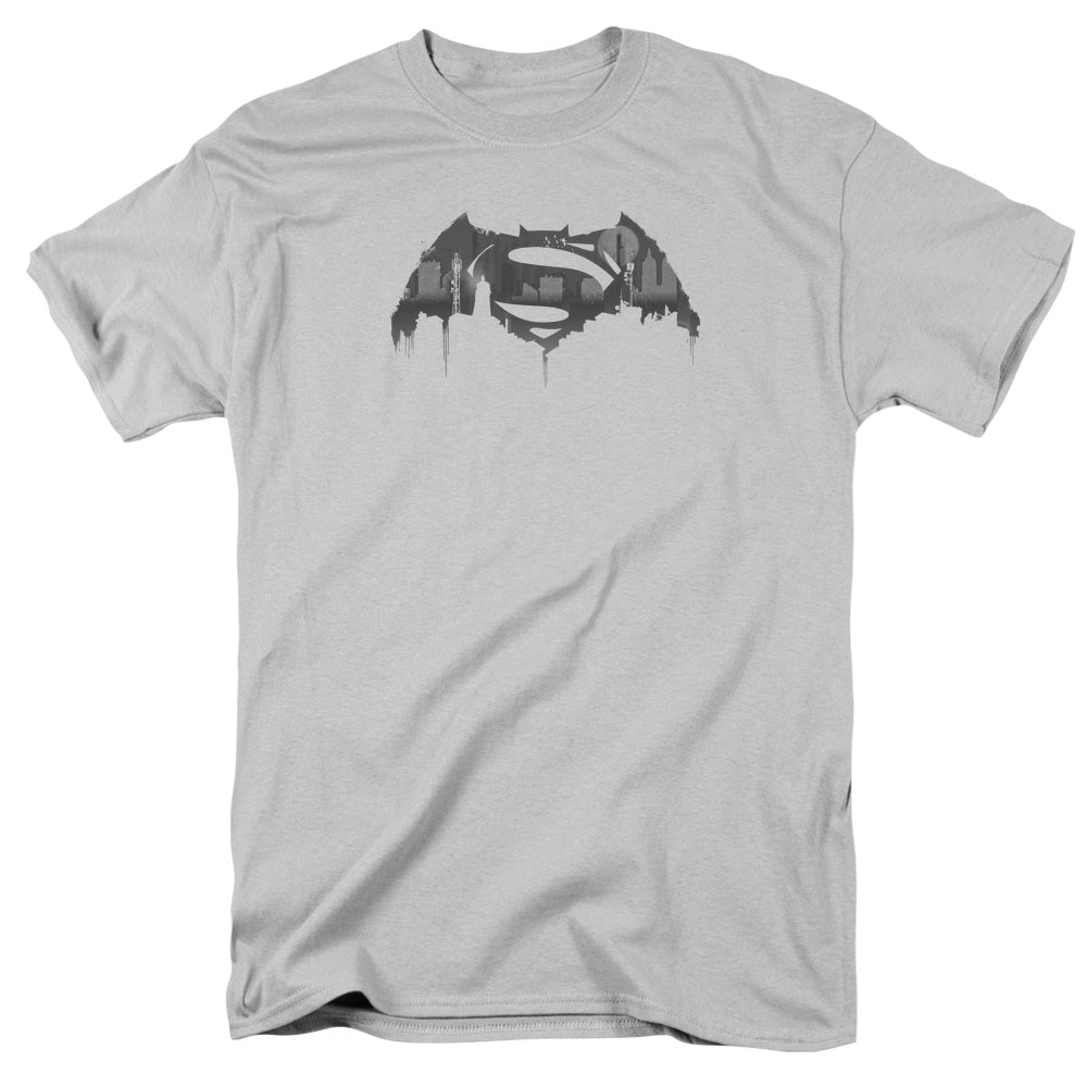 AN OFFCIALLY LICENSED BATMAN V SUPERMAN CITYSCAPE LOGO MEN'S REGULAR FIT T-SHIRT SILVER