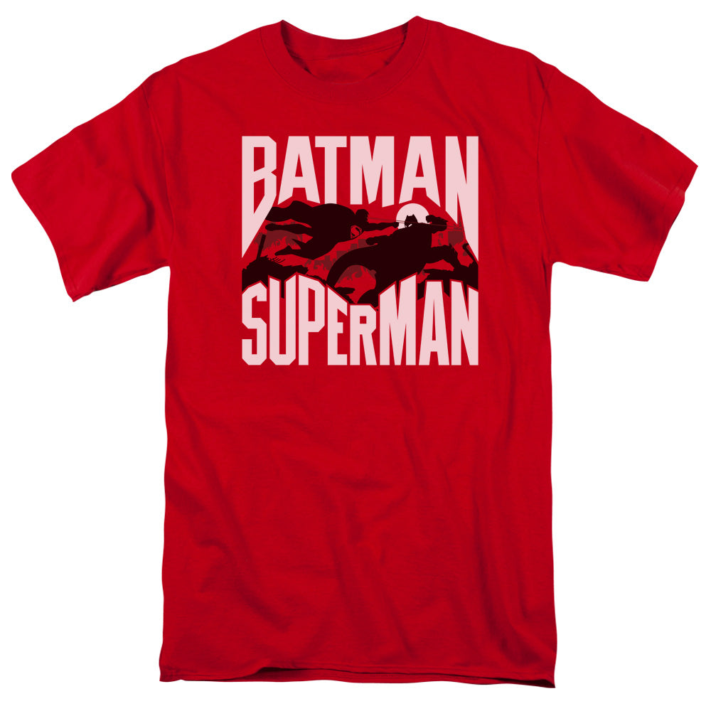 AN OFFCIALLY LICENSED BATMAN VS SUPERMAN SILHOUETTE FIGHT MEN'S REGULAR FIT T-SHIRT RED