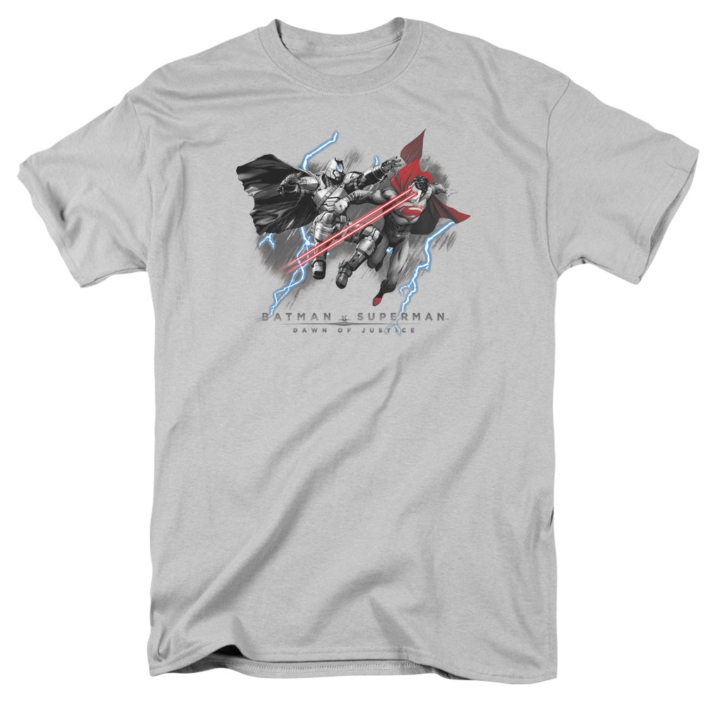 AN OFFCIALLY LICENSED BATMAN V SUPERMAN LIGHTNIING V HEAT VISION MEN'S REGULAR FIT T-SHIRT SILVER