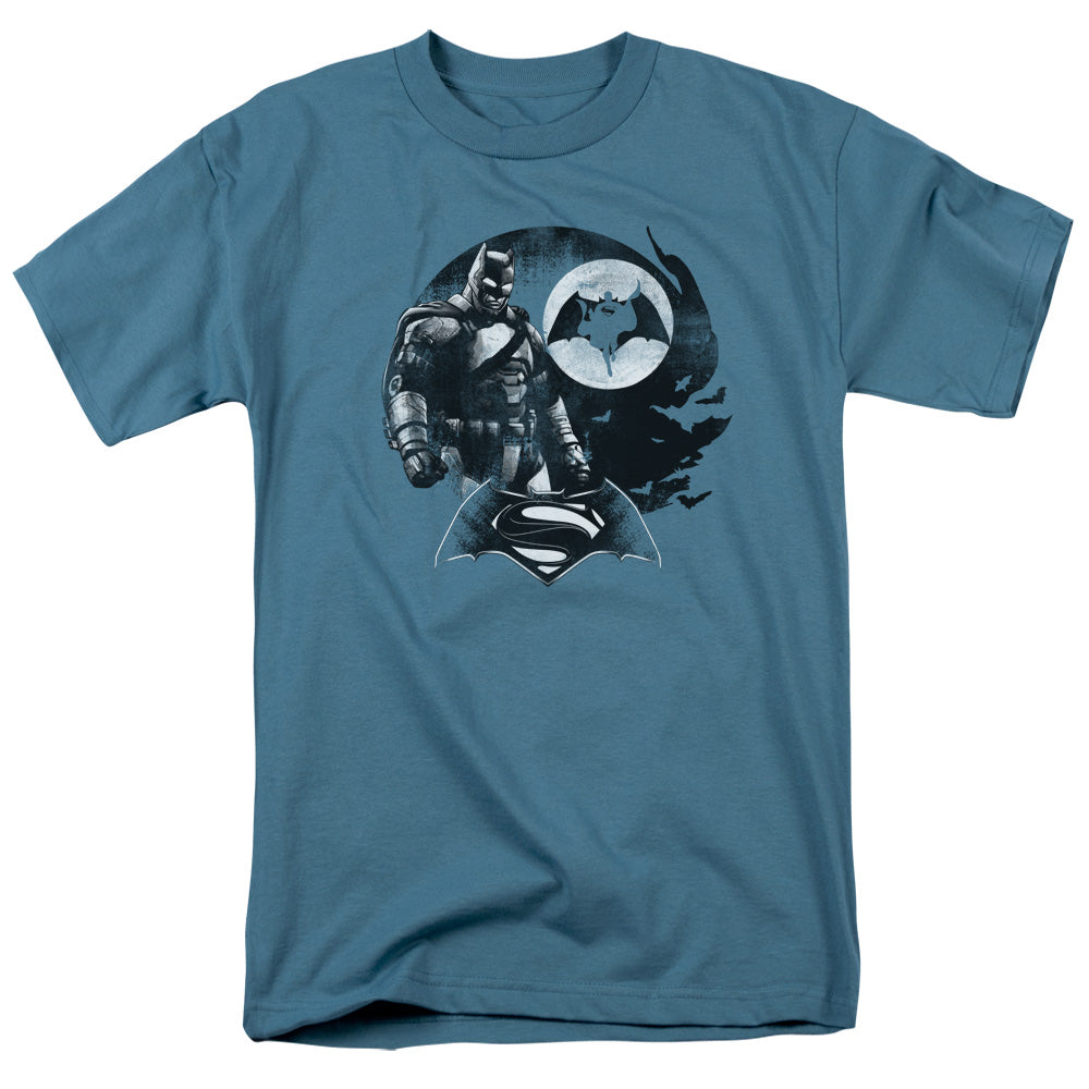 AN OFFCIALLY LICENSED BATMAN V SUPERMAN WAITING AND PROTECTING MEN'S REGULAR FIT T-SHIRT SLATE