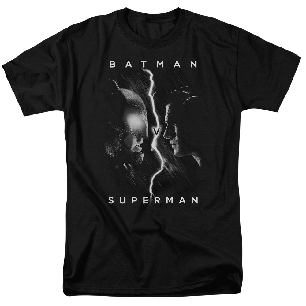 AN OFFCIALLY LICENSED BATMAN V SUPERMAN FACE TO FACE MEN'S REGULAR FIT T-SHIRT BLACK