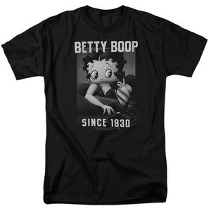 AN OFFCIALLY LICENSED BETTY BOOP ON THE LINE MEN'S REGULAR FIT T-SHIRT BLACK