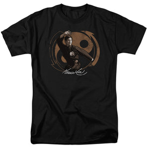 AN OFFCIALLY LICENSED BRUCE LEE JEET KUN DO POSE MEN'S REGULAR FIT T-SHIRT BLACK