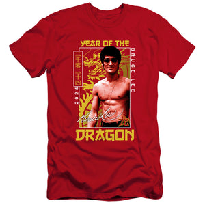 AN OFFCIALLY LICENSED BRUCE LEE FRAMED YEAR OF THE DRAGON MEN'S PREMIUM SLIM FIT T-SHIRT RED