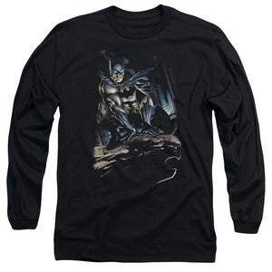 AN OFFCIALLY LICENSED BATMAN PERCHED MEN'S LONG SLEEVE T-SHIRT BLACK