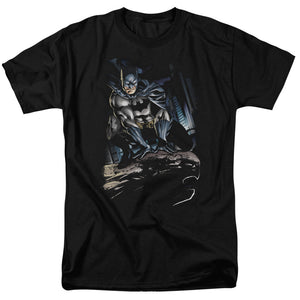 AN OFFCIALLY LICENSED BATMAN PERCHED MEN'S REGULAR FIT T-SHIRT BLACK
