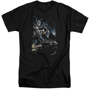 AN OFFCIALLY LICENSED BATMAN PERCHED MEN'S TALL FIT T-SHIRT BLACK