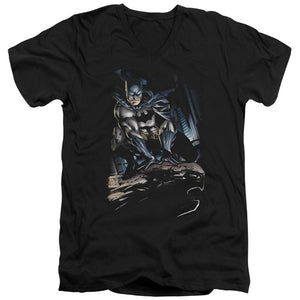 AN OFFCIALLY LICENSED BATMAN PERCHED MEN'S V-NECK T-SHIRT BLACK