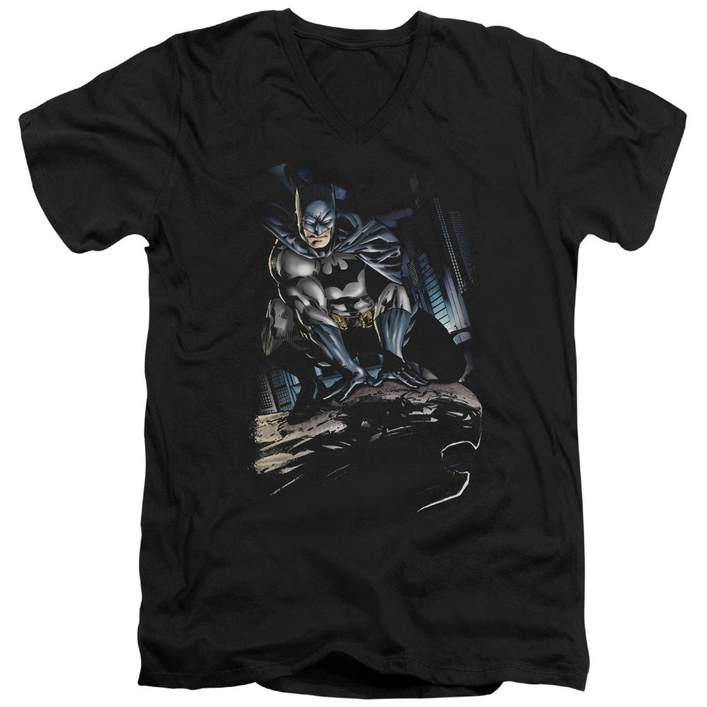 AN OFFCIALLY LICENSED BATMAN PERCHED MEN'S V-NECK T-SHIRT BLACK