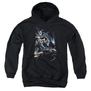 AN OFFCIALLY LICENSED BATMAN PERCHED YOUTH HOODIE BLACK