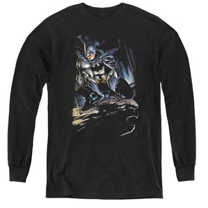 AN OFFCIALLY LICENSED BATMAN PERCHED YOUTH LONG SLEEVE T-SHIRT BLACK