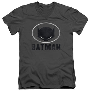 AN OFFCIALLY LICENSED BATMAN MASK IN OVAL MEN'S V-NECK T-SHIRT CHARCOAL