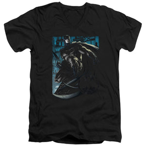 AN OFFCIALLY LICENSED BATMAN KNIGHT FALLS IN GOTHAM MEN'S V-NECK T-SHIRT BLACK
