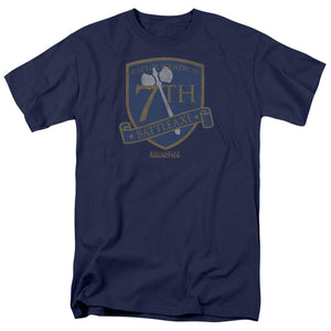AN OFFCIALLY LICENSED BSG BATTLEAXE BADGE MEN'S REGULAR FIT T-SHIRT NAVY