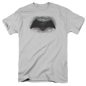 AN OFFCIALLY LICENSED BATMAN V SUPERMAN LOGO MEN'S REGULAR FIT T-SHIRT SILVER