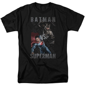 AN OFFCIALLY LICENSED BATMAN VS SUPERMAN HERO SPLIT MEN'S REGULAR FIT T-SHIRT BLACK