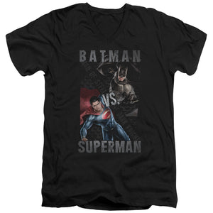 AN OFFCIALLY LICENSED BATMAN VS SUPERMAN HERO SPLIT MEN'S V-NECK T-SHIRT BLACK