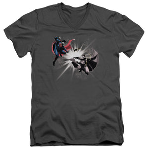 AN OFFCIALLY LICENSED BATMAN V SUPERMAN FIGHT BURST MEN'S V-NECK T-SHIRT CHARCOAL