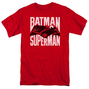 AN OFFCIALLY LICENSED BATMAN VS SUPERMAN SILHOUETTE FIGHT MEN'S REGULAR FIT T-SHIRT RED