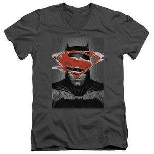 AN OFFCIALLY LICENSED BATMAN VS SUPERMAN BATMAN POSTER MEN'S V-NECK T-SHIRT CHARCOAL
