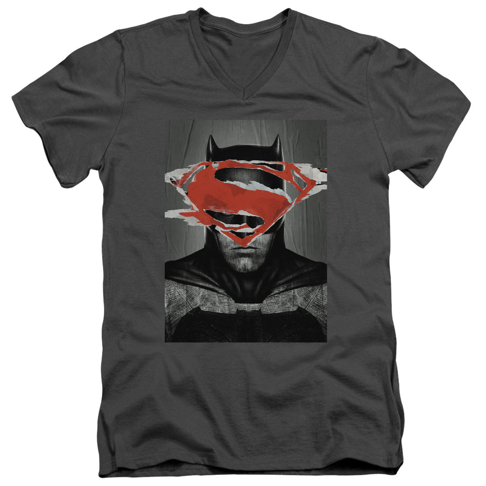 AN OFFCIALLY LICENSED BATMAN VS SUPERMAN BATMAN POSTER MEN'S V-NECK T-SHIRT CHARCOAL