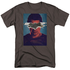 AN OFFCIALLY LICENSED BATMAN VS SUPERMAN SUPERMAN POSTER MEN'S REGULAR FIT T-SHIRT CHARCOAL