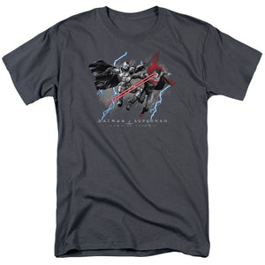 AN OFFCIALLY LICENSED BATMAN V SUPERMAN LIGHTNIING V HEAT VISION MEN'S REGULAR FIT T-SHIRT CHARCOAL