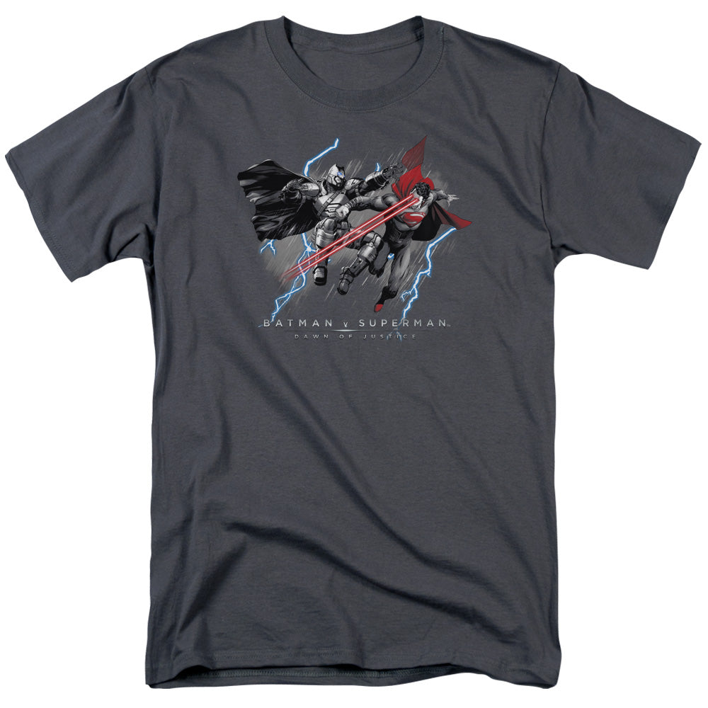 AN OFFCIALLY LICENSED BATMAN V SUPERMAN LIGHTNIING V HEAT VISION MEN'S REGULAR FIT T-SHIRT CHARCOAL