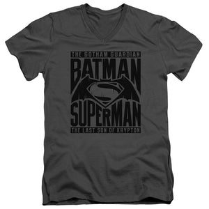 AN OFFCIALLY LICENSED BATMAN V SUPERMAN TITLE FIGHT MEN'S V-NECK T-SHIRT CHARCOAL
