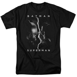AN OFFCIALLY LICENSED BATMAN V SUPERMAN FACE TO FACE MEN'S REGULAR FIT T-SHIRT BLACK