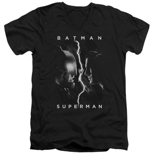 AN OFFCIALLY LICENSED BATMAN V SUPERMAN FACE TO FACE MEN'S V-NECK T-SHIRT BLACK