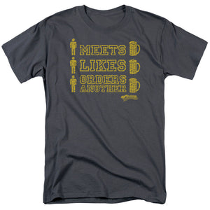 AN OFFCIALLY LICENSED CHEERS MAN MEETS BEER MEN'S REGULAR FIT T-SHIRT CHARCOAL