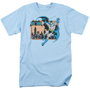 AN OFFCIALLY LICENSED DC BATMAN BATMAN IN THE CITY MEN'S REGULAR FIT T-SHIRT LIGHT BLUE