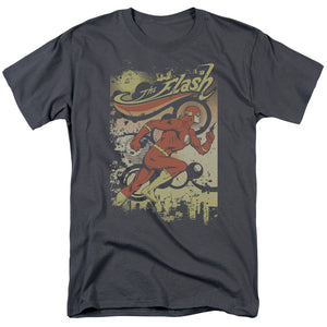 AN OFFCIALLY LICENSED DC FLASH JUST PASSING THROUGH MEN'S REGULAR FIT T-SHIRT CHARCOAL