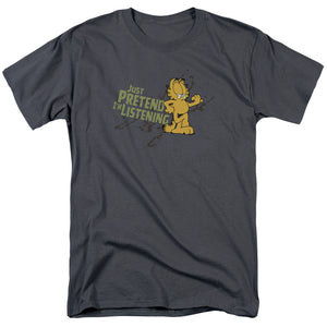 AN OFFCIALLY LICENSED GARFIELD JUST PRETEND IM LISTENING MEN'S REGULAR FIT T-SHIRT CHARCOAL