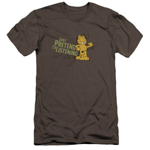 AN OFFCIALLY LICENSED GARFIELD JUST PRETEND IM LISTENING MEN'S PREMIUM SLIM FIT T-SHIRT CHARCOAL