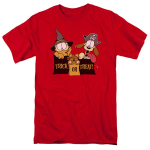 AN OFFCIALLY LICENSED GARFIELD TRICK OR TREAT MEN'S REGULAR FIT T-SHIRT RED