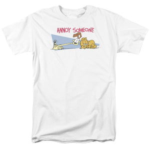 AN OFFCIALLY LICENSED GARFIELD ANNOY SOMEONE MEN'S REGULAR FIT T-SHIRT WHITE
