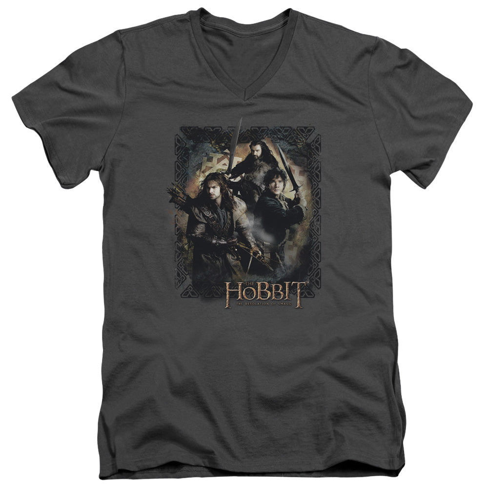 AN OFFCIALLY LICENSED HOBBIT WEAPONS DRAWN MEN'S V-NECK T-SHIRT CHARCOAL