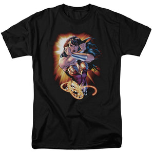 AN OFFCIALLY LICENSED JLA WONDER RAYS MEN'S REGULAR FIT T-SHIRT BLACK