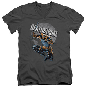 AN OFFCIALLY LICENSED JLA DEATHSTROKE RETRO MEN'S V-NECK T-SHIRT CHARCOAL